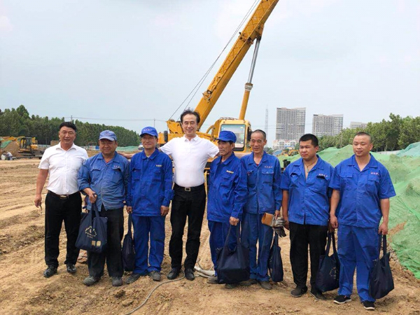 任城區(qū)工會慰問工作人員
